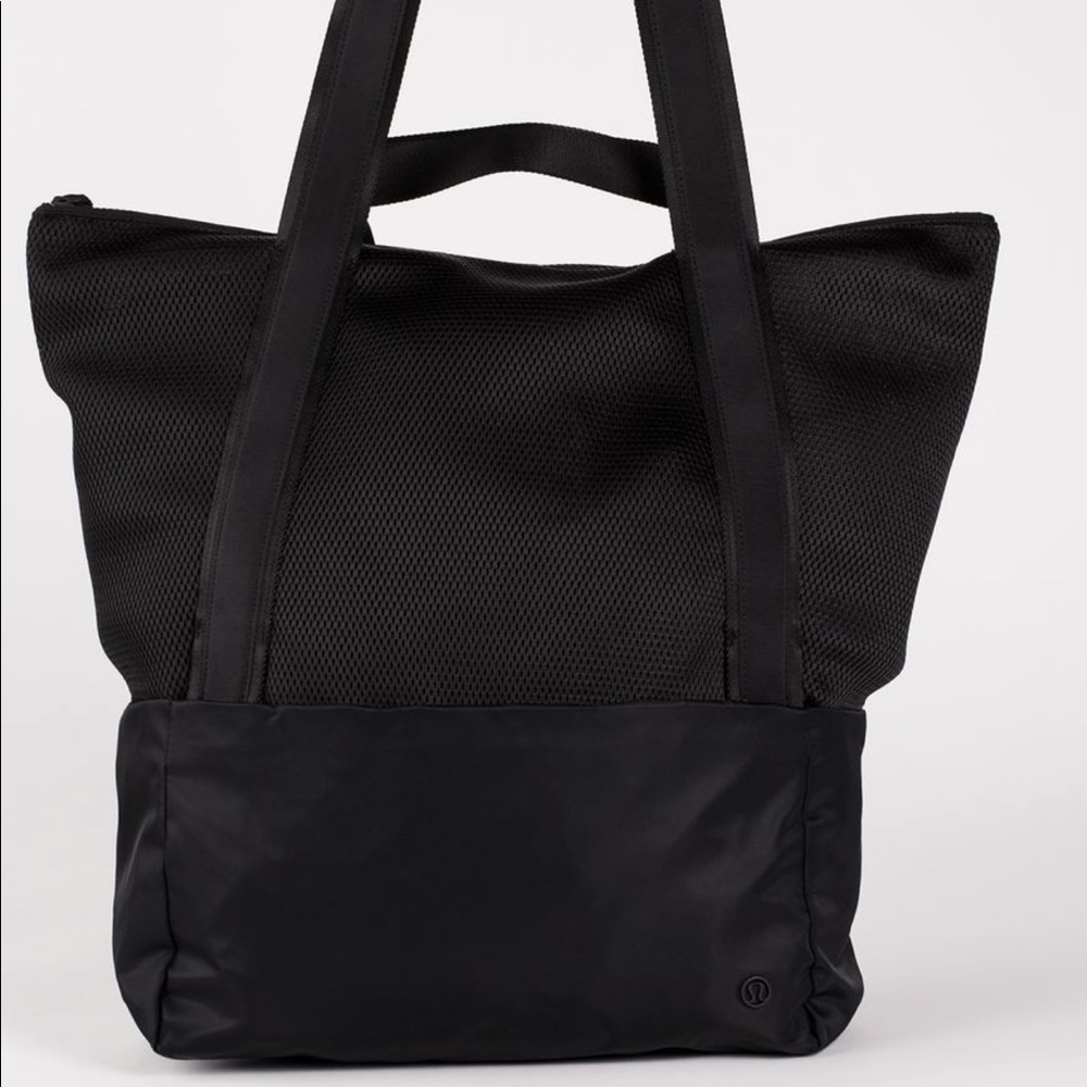 Lululemon Hot Mesh Tote Bag in Black
